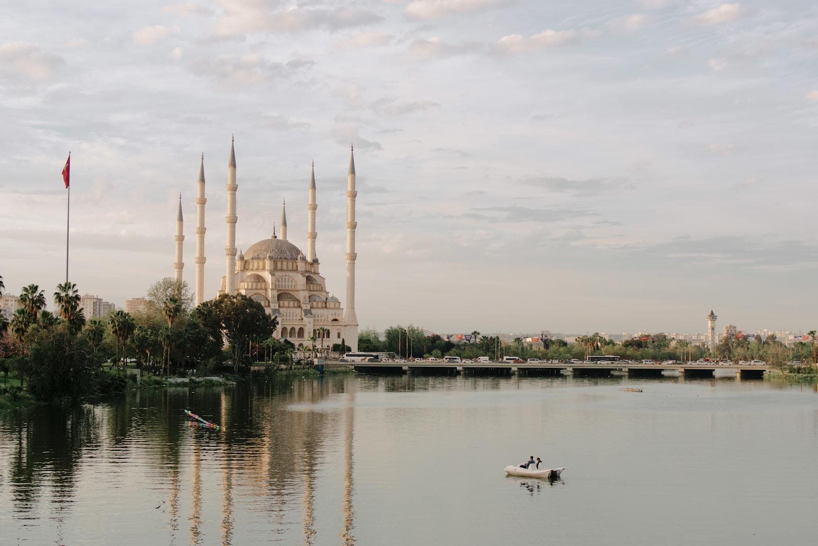 Adana Sabancı Merkez Camii ve Seyhan Nehri